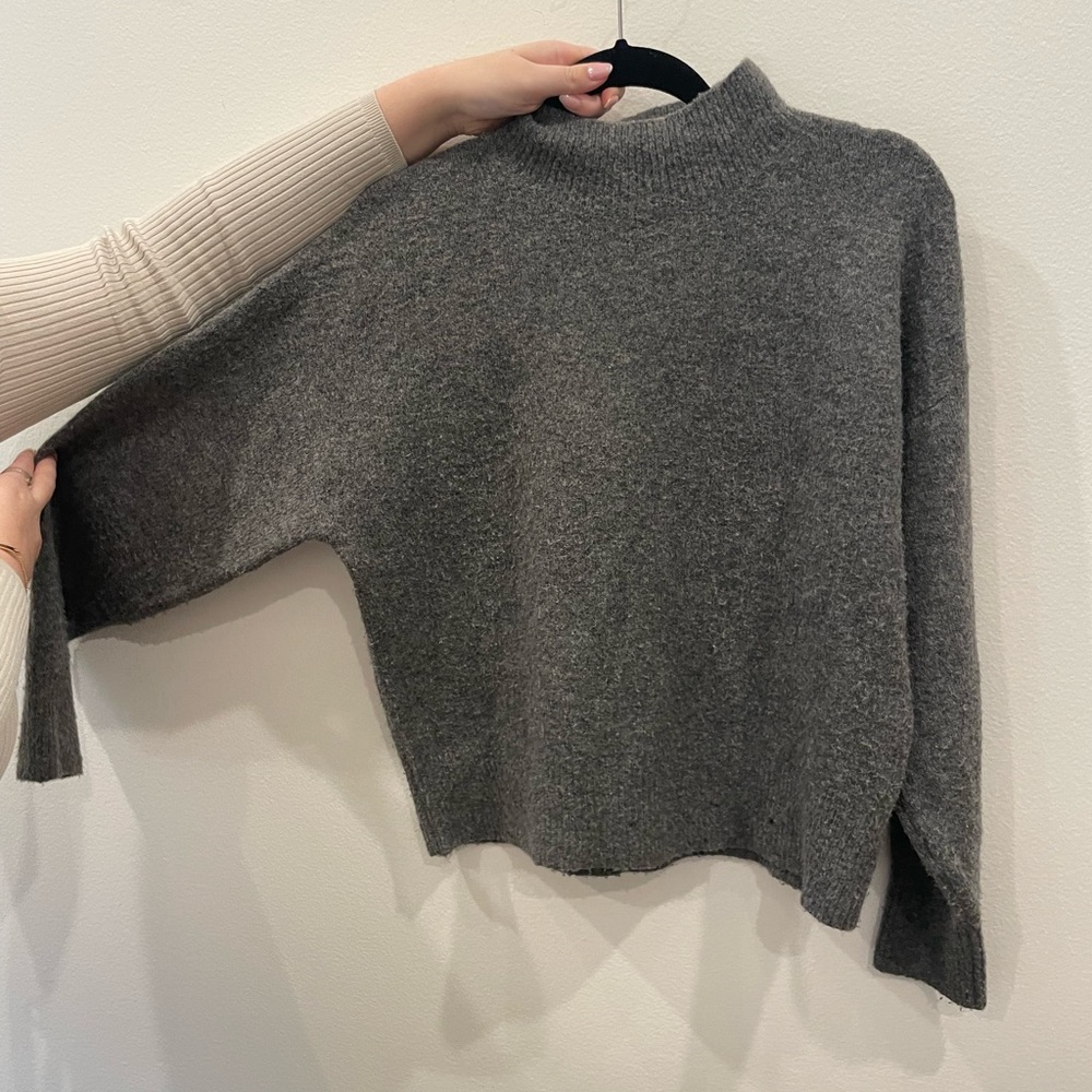 H&M GRAY TURTLENECK